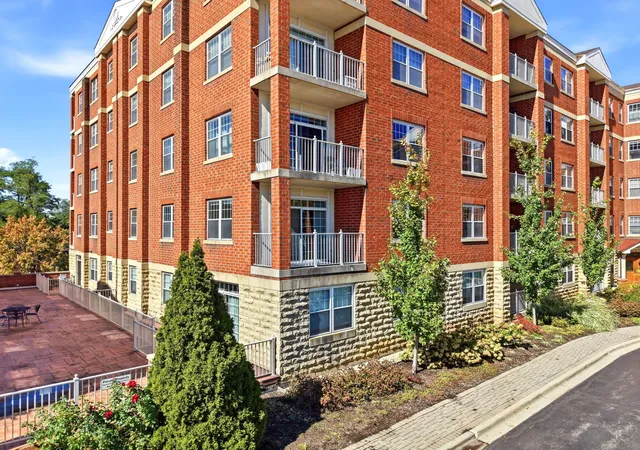 Photo 3 of Condo for sale at 1 Itasca Pl #214, Itasca, IL 60143 | MLS# 12776609 | Listing updated on 2026-10-06