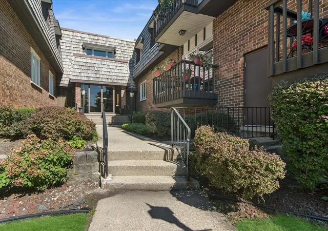 Photo 1 of Condo for sale at 2300 W Talcott Rd #2B1, Park Ridge, IL 60068 | MLS# 12776612 | Listing updated on 2026-10-07