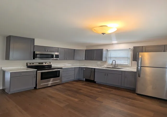 Photo 4 of House for sale at 307 Robinhood Ln, Bloomington, IL 61701 | MLS# 12776658 | Listing updated on 2026-10-30