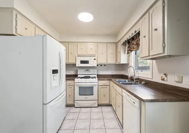 Photo 3 of Single family home for sale at 16632 Leslie Dr, Orland Hills, IL 60487 | MLS# 12776659 | Listing updated on 2026-10-05