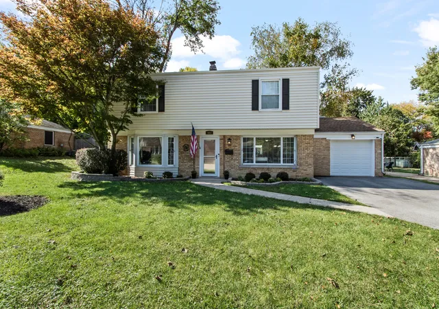 Photo 1 of Single family home for sale at 423 S 4th Avenue, Libertyville, IL 60048 | MLS# 12776681 | Listing updated on 2026-10-07
