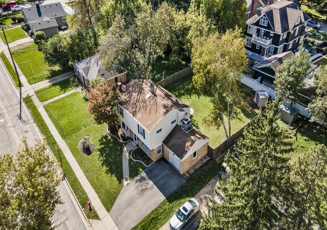Photo 2 of Single family home for sale at 423 S 4th Avenue, Libertyville, IL 60048 | MLS# 12776681 | Listing updated on 2026-10-07