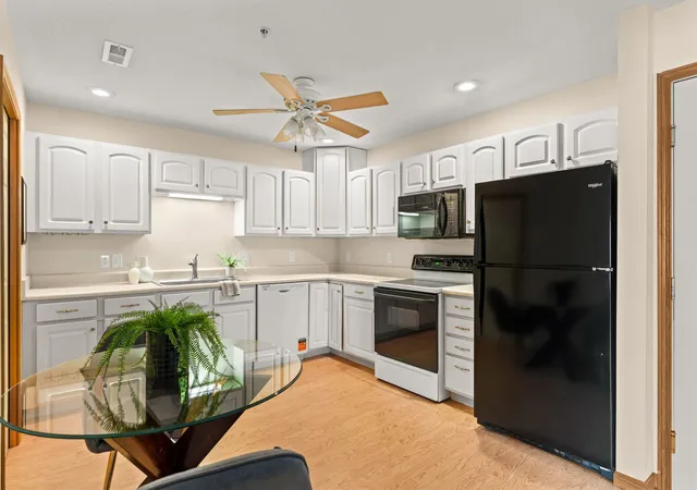 Listing Photo 4 - Condo for sale in building located at 3052 Holiday Ct, Bettendorf, IA 52722 - Unit #5