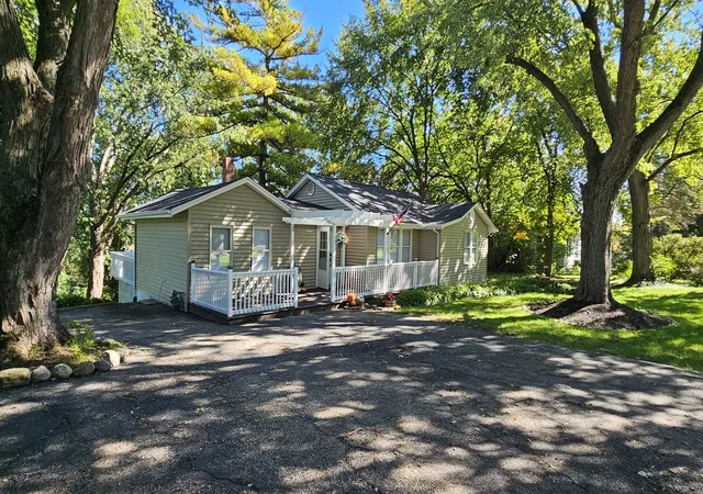 Photo 2 of Single family home for sale at 1105 S Hough St, Barrington, IL 60010 | MLS# 12776738 | Listing updated on 2026-10-05