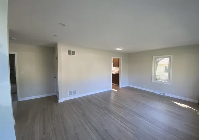 Photo 4 of Single family home for sale at 27641 W Bayview Dr, Ingleside, IL 60041 | MLS# 12776740 | Listing updated on 2026-10-05