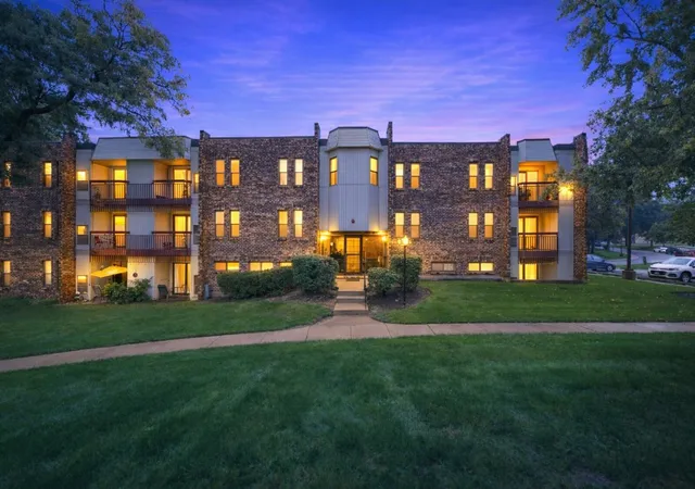2214 Country Clb Dr, 2214 Country Clb Dr, Woodridge, IL 60517