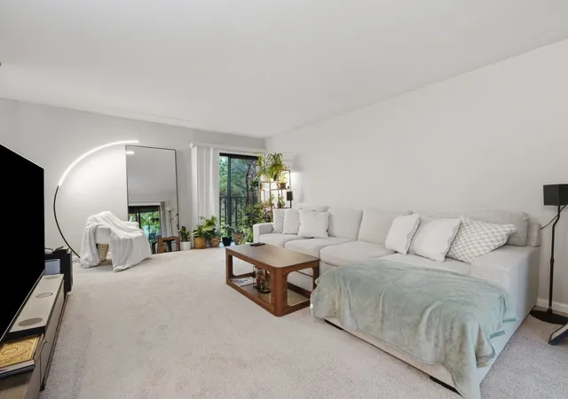 Listing Photo 3 - Condo for sale in building located at 2214 Country Clb Dr, Woodridge, IL 60517 - Unit #21A