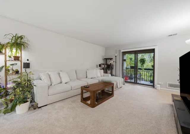 Listing Photo 4 - Condo for sale in building located at 2214 Country Clb Dr, Woodridge, IL 60517 - Unit #21A