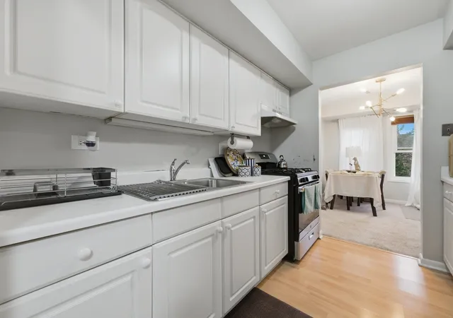 Listing Photo 5 - Condo for sale in building located at 2214 Country Clb Dr, Woodridge, IL 60517 - Unit #21A