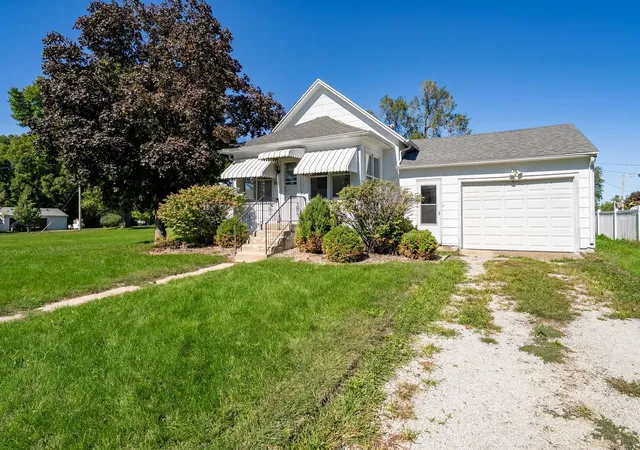 Photo 1 of Single family home for sale at 406 E Cherry St, Chatsworth, IL 60921 | MLS# 12776759 | Listing updated on 2026-10-27