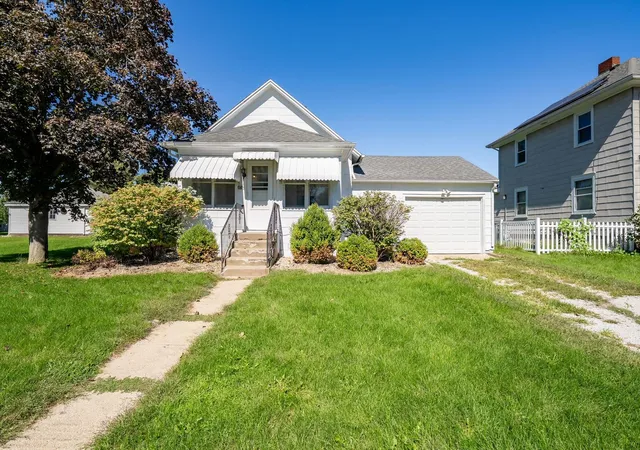 Photo 2 of Single family home for sale at 406 E Cherry St, Chatsworth, IL 60921 | MLS# 12776759 | Listing updated on 2026-10-27