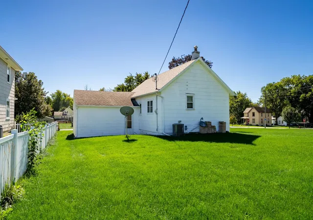 Photo 3 of Single family home for sale at 406 E Cherry St, Chatsworth, IL 60921 | MLS# 12776759 | Listing updated on 2026-10-27