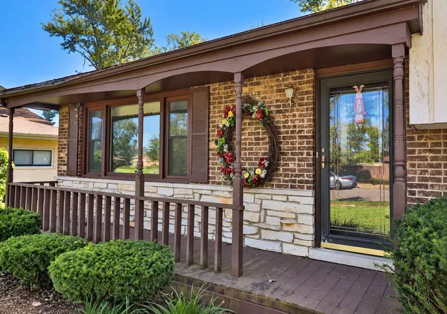 Photo 2 of Single family home for sale at 212 Pfaff Dr, Frankfort, IL 60423 | MLS# 12776761 | Listing updated on 2026-10-07