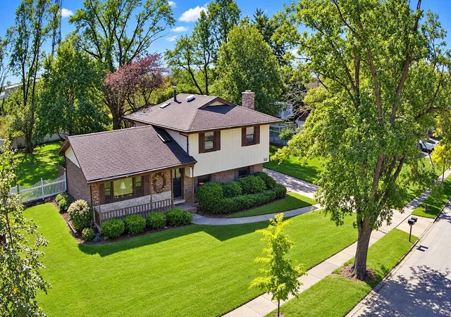 Photo 3 of Single family home for sale at 212 Pfaff Dr, Frankfort, IL 60423 | MLS# 12776761 | Listing updated on 2026-10-07