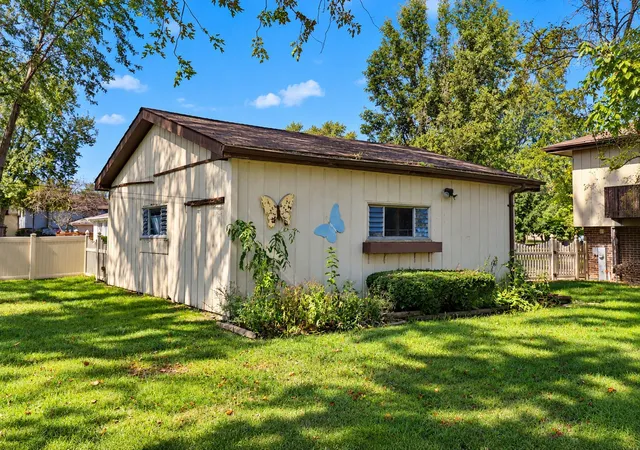 Photo 4 of Single family home for sale at 212 Pfaff Dr, Frankfort, IL 60423 | MLS# 12776761 | Listing updated on 2026-10-07