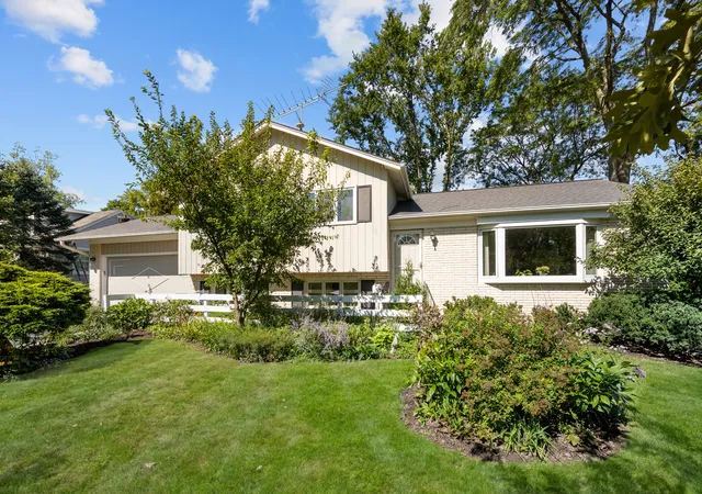 Photo 1 of Sale Pending at 90 Park Ln, Lake Bluff, IL 60044 | MLS# 12776767 | Listing updated on 2026-10-29