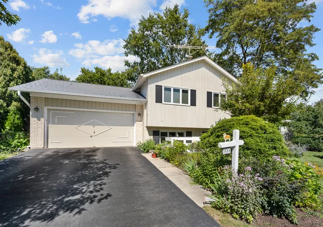 Photo 1 of Sale Pending at 90 Park Ln, Lake Bluff, IL 60044 | MLS# 12776767 | Listing updated on 2026-10-29
