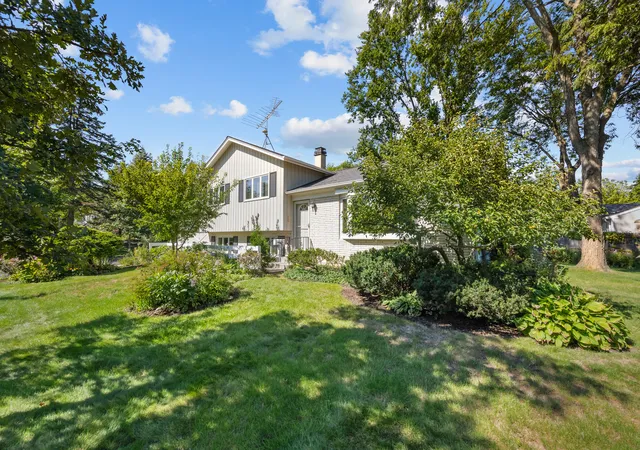 Photo 2 of Sale Pending at 90 Park Ln, Lake Bluff, IL 60044 | MLS# 12776767 | Listing updated on 2026-10-29