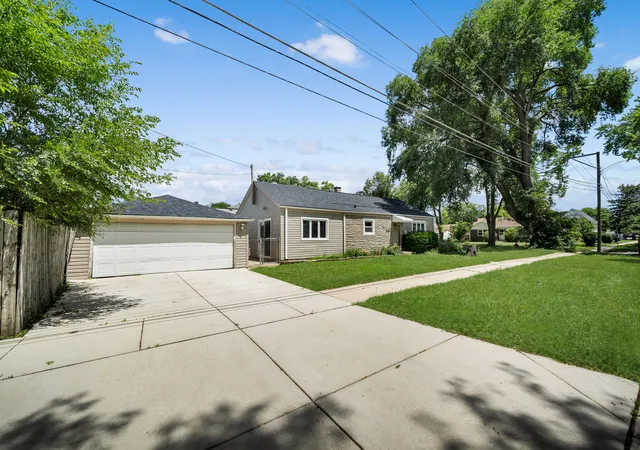 Photo 2 of Single family home for sale at 1446 Everett Ave, Des Plaines, IL 60018 | MLS# 12776778 | Listing updated on 2026-10-07