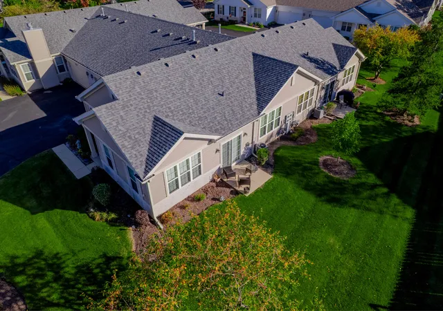 Photo 3 of Townhouse for sale at 16334 Crescent Lake Dr, Crest Hill, IL 60403 | MLS# 12776780 | Listing updated on 2026-10-09