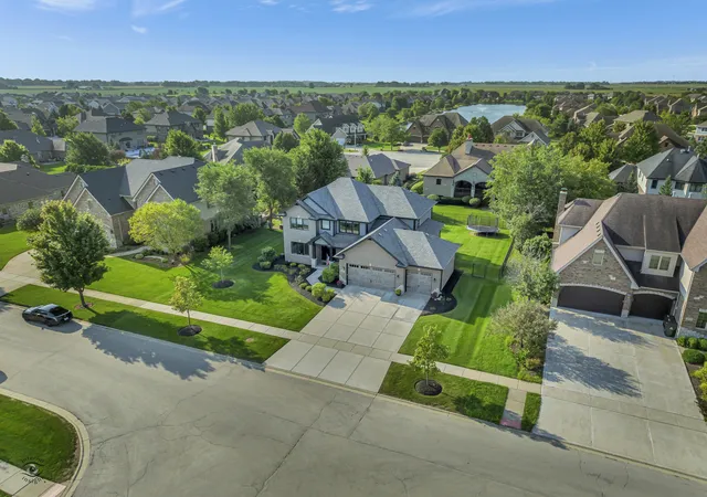 Photo 3 of Single family home for sale at 1973 Edgeview Dr, New Lenox, IL 60451 | MLS# 12776816 | Listing updated on 2026-10-07