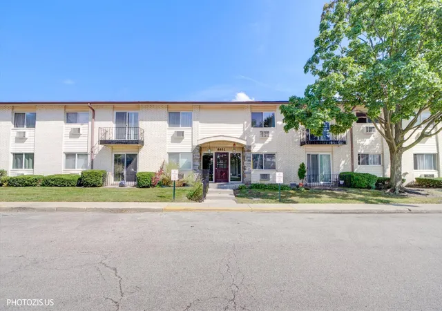 Condo for sale at 8852 N Leslie Ln #2C, Des Plaines, IL 60016 | MLS# 12776839