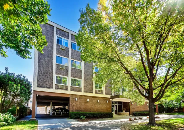 Photo 2 of Condo for sale at 222 N Grove Ave #1G, Oak Park, IL 60302 | MLS# 12776860 | Listing updated on 2026-10-08