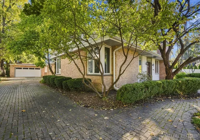 Photo 2 of Single family home for sale at 25 S Lincoln Ave, Geneva, IL 60134 | MLS# 12776875 | Listing updated on 2026-10-23