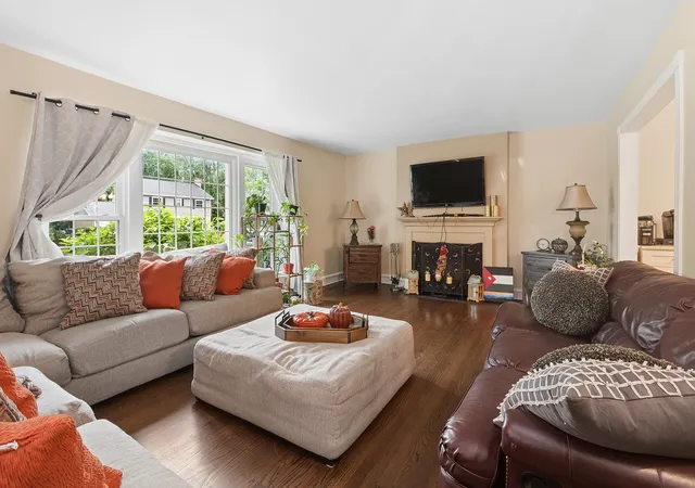 Photo 4 of Single family home for sale at 2229 Macdonald Ln, Flossmoor, IL 60422 | MLS# 12776889 | Listing updated on 2026-10-07