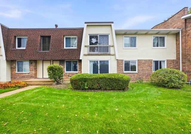 Photo 2 of Condo for sale at 3018 Roberts Dr #3, Woodridge, IL 60517 | MLS# 12776894 | Listing updated on 2026-10-22