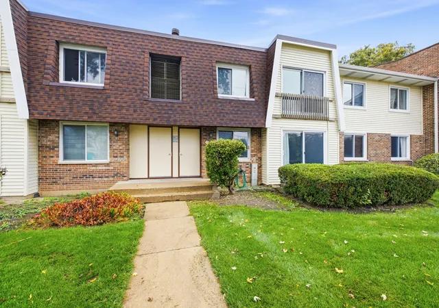 Photo 3 of Condo for sale at 3018 Roberts Dr #3, Woodridge, IL 60517 | MLS# 12776894 | Listing updated on 2026-10-22