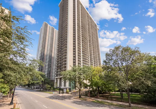 Photo 3 of Condo for sale at 6007 N Sheridan Rd #25D, Chicago, IL 60660 | MLS# 12776911 | Listing updated on 2026-10-06