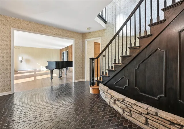 Photo 3 of Single family home for sale at 937 Sutton Dr, Northbrook, IL 60062 | MLS# 12776936 | Listing updated on 2026-10-05