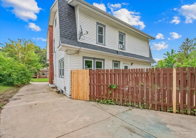 Photo 3 of Single family home for sale at 1614 S Carroll Ave, Freeport, IL 61032 | MLS# 12776949 | Listing updated on 2026-10-27