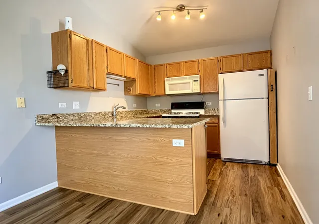 Listing Photo 5 - Condo for sale in building located at 1179 N Vlg Dr, Round Lake Beach, IL 60073 - Unit #3