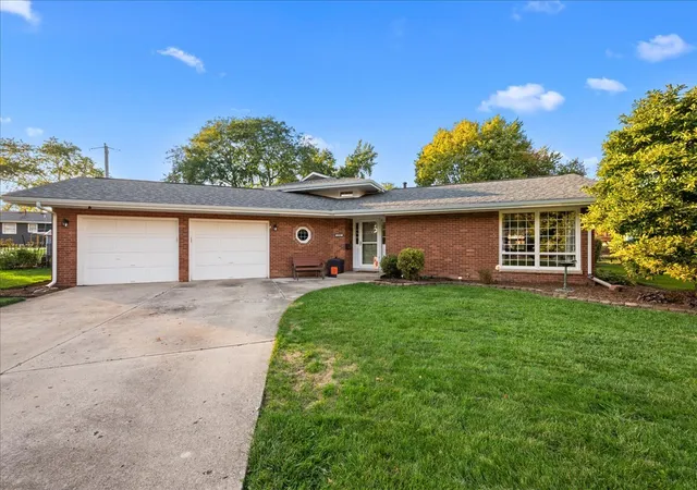 Photo 1 of Single family home for sale at 1333 Merrimac Pl, Aurora, IL 60506 | MLS# 12777022 | Listing updated on 2026-10-22