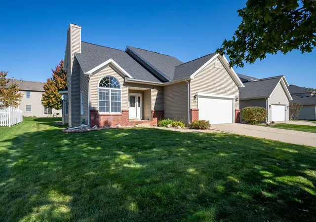 Photo 2 of Single family home for sale at 3510 Castlemain Dr, Bloomington, IL 61704 | MLS# 12777030 | Listing updated on 2026-10-23