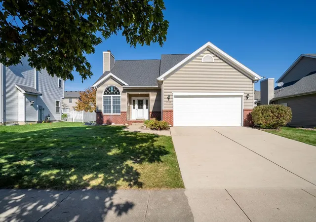 Photo 3 of Single family home for sale at 3510 Castlemain Dr, Bloomington, IL 61704 | MLS# 12777030 | Listing updated on 2026-10-23