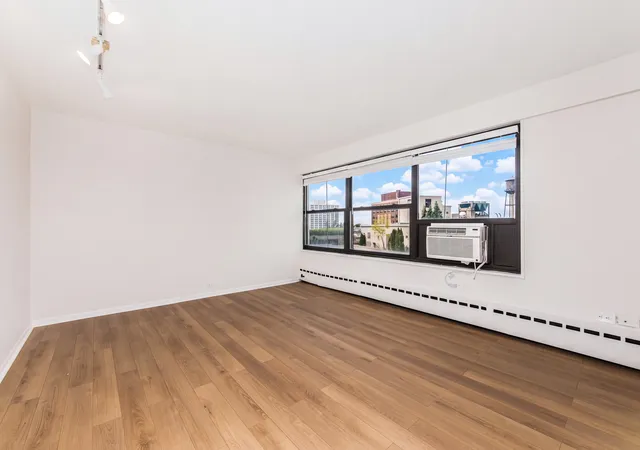 Listing Photo 4 - Condo for sale in building located at 3410 N Lake Shore Dr, Chicago, IL 60657 - Unit #15G