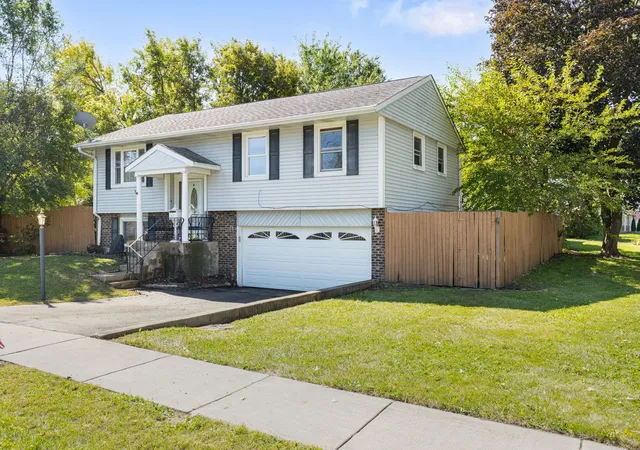 Photo 3 of Single family home for sale at 1446 Van Meter Dr, Glendale Heights, IL 60139 | MLS# 12777068 | Listing updated on 2026-10-07