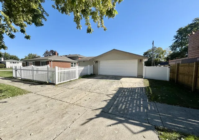 Photo 4 of Single family home for sale at 4537 W 102nd Street, Oak Lawn, IL 60453 | MLS# 12777120 | Listing updated on 2026-10-09