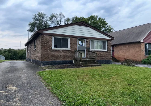 Photo 3 of Single family home for sale at 16919 Glen Oaks Dr, Country Club Hills, IL 60478 | MLS# 12777125 | Listing updated on 2026-10-05