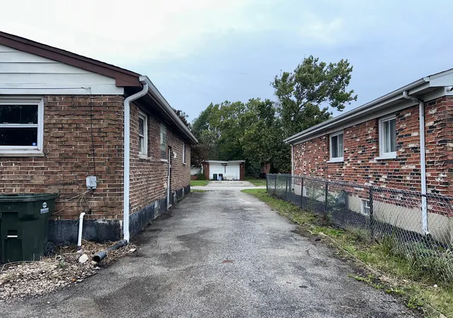 Photo 3 of Single family home for sale at 16919 Glen Oaks Dr, Country Club Hills, IL 60478 | MLS# 12777125 | Listing updated on 2026-10-05