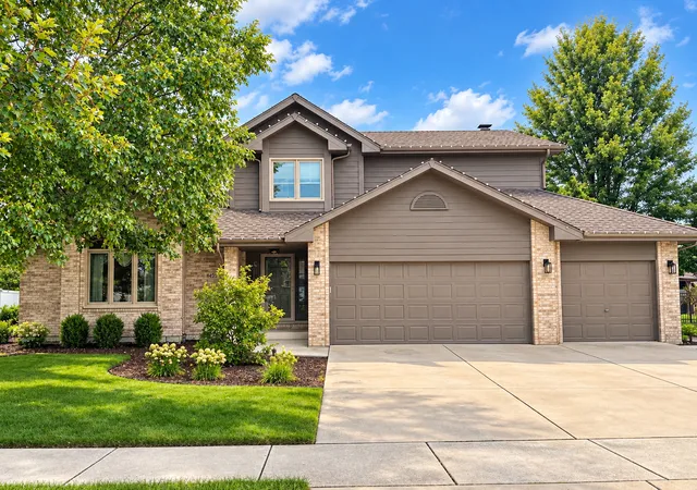 Photo 2 of Single family home for sale at 8424 Hollybrook Ln, Tinley Park, IL 60487 | MLS# 12777260 | Listing updated on 2026-10-07