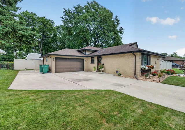 Photo 2 of Single family home for sale at 1043 Walter St, Lemont, IL 60439 | MLS# 12777288 | Listing updated on 2026-10-05