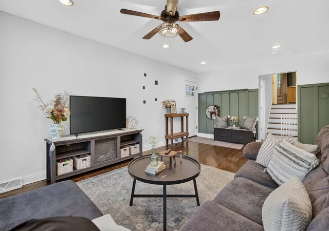 Photo 4 of Single family home for sale at 1043 Walter St, Lemont, IL 60439 | MLS# 12777288 | Listing updated on 2026-10-05