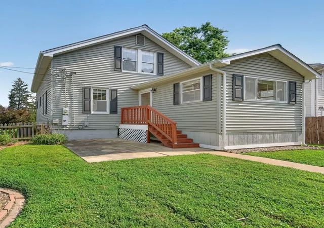 Photo 2 of Single family home for sale at 904 Chelsea Ave, Glendale, MO 63122 | MLS# 12777299 | Listing updated on 2026-10-05