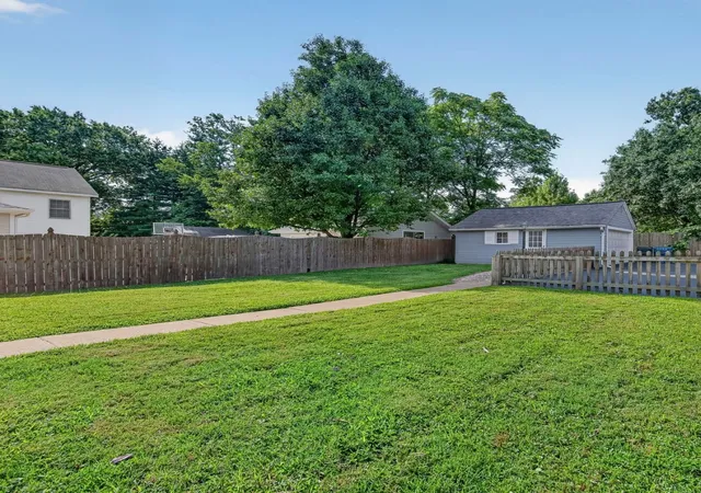 Photo 3 of Single family home for sale at 904 Chelsea Ave, Glendale, MO 63122 | MLS# 12777299 | Listing updated on 2026-10-05