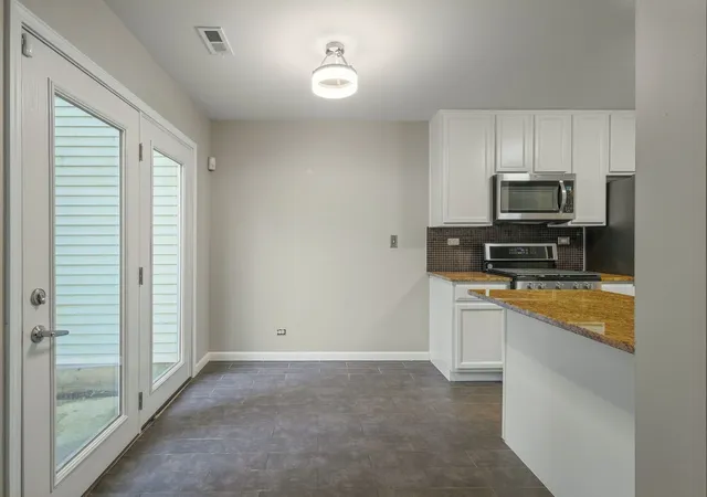Listing Photo 4 - Condo for sale in building located at 495 Metropolitan St, Aurora, IL 60502 - Unit #495