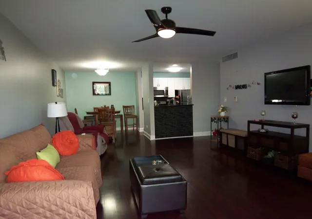 Listing Photo 3 - Condo for sale in building located at 1926 Prairie Sq, Schaumburg, IL 60173 - Unit #108